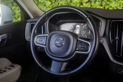 Volvo XC 60 2017 - 27900 EUR, 152000 km - AUTO.MOTO.pt - 152000km - foto 14 de 19