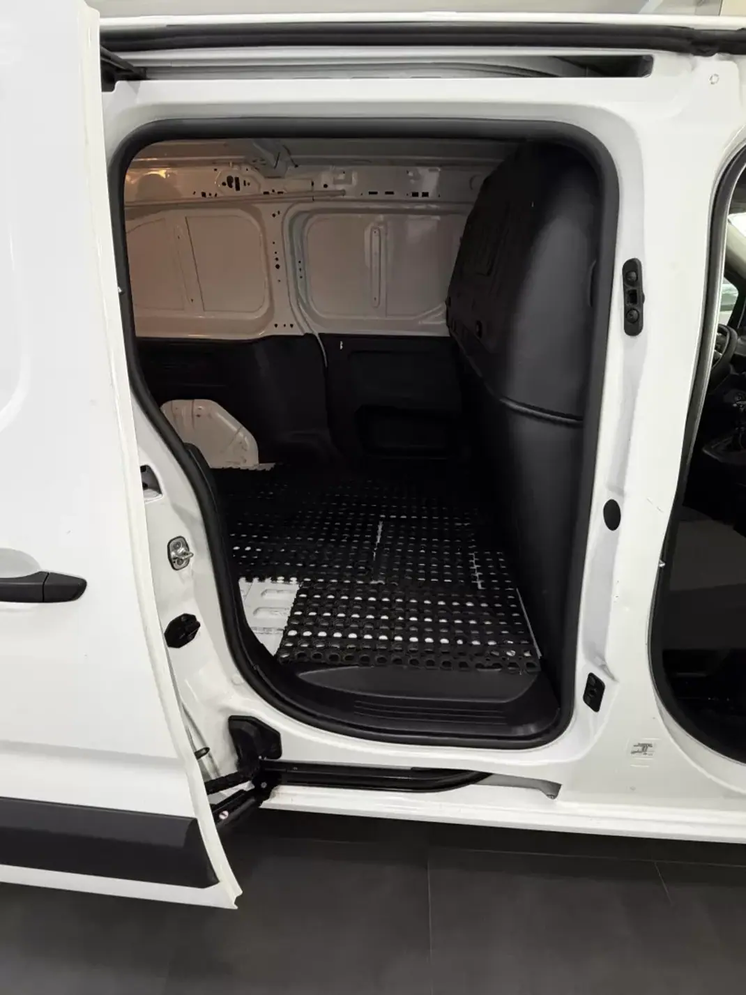 Peugeot Partner 2022 - 16000 EUR, 114000 km - AUTO.MOTO.pt - 114000km - foto 7 de 13