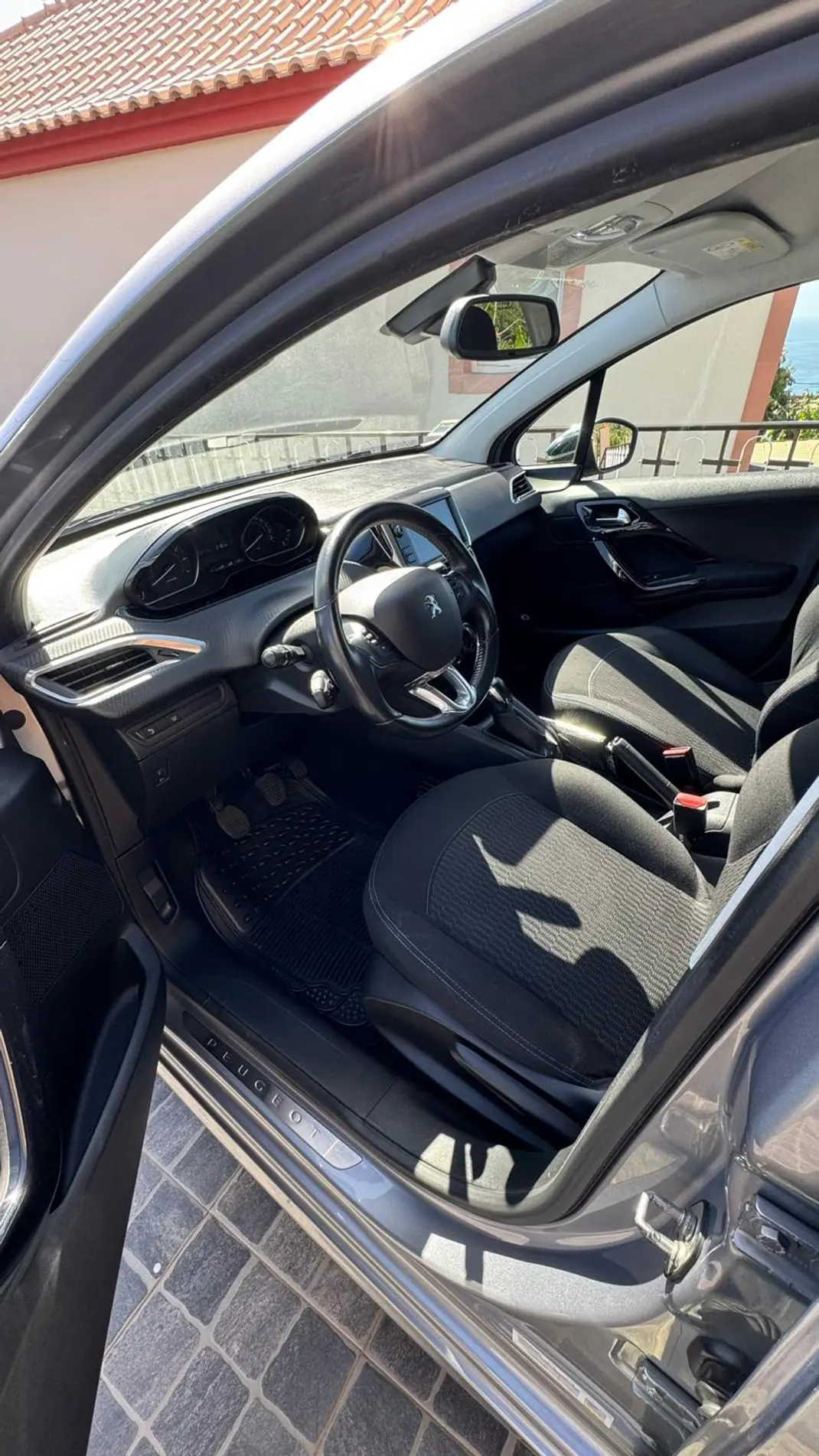 Peugeot 208 2019 - 8900 EUR, 93300 km - AUTO.MOTO.pt - 93300km - foto 5 de 10