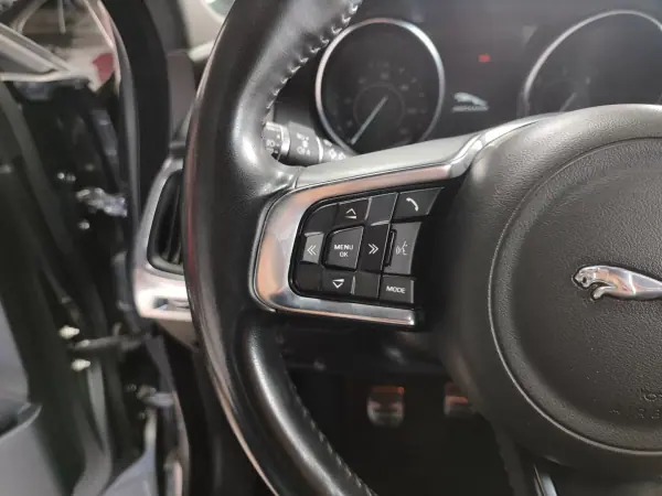Jaguar E-Pace 2018 - 22500 EUR, 66000 km - AUTO.MOTO.pt - 66000km - foto 28 de 39