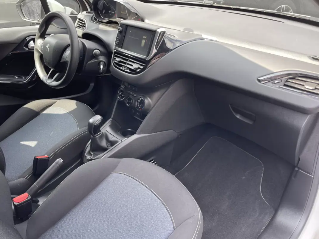 Peugeot 208 2019 - 11900 EUR, 56000 km - 56000km - foto 12 de 13