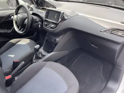 Peugeot 208 2019 - 11900 EUR, 56000 km - AUTO.MOTO.pt - 56000km - foto 12 de 13