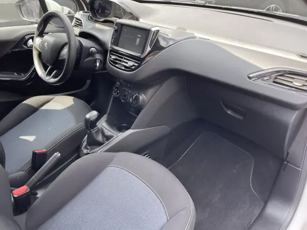 Peugeot 208 2019 - 11900 EUR, 56000 km - AUTO.MOTO.pt - 56000km - foto 12 de 13
