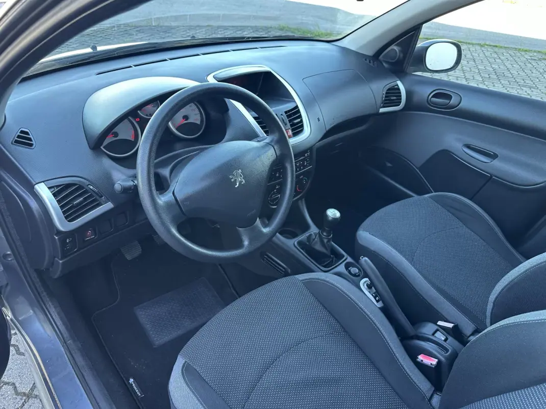 Peugeot 206 2010 - 5990 EUR, 158000 km - AUTO.MOTO.pt - 158000km - foto 11 de 16