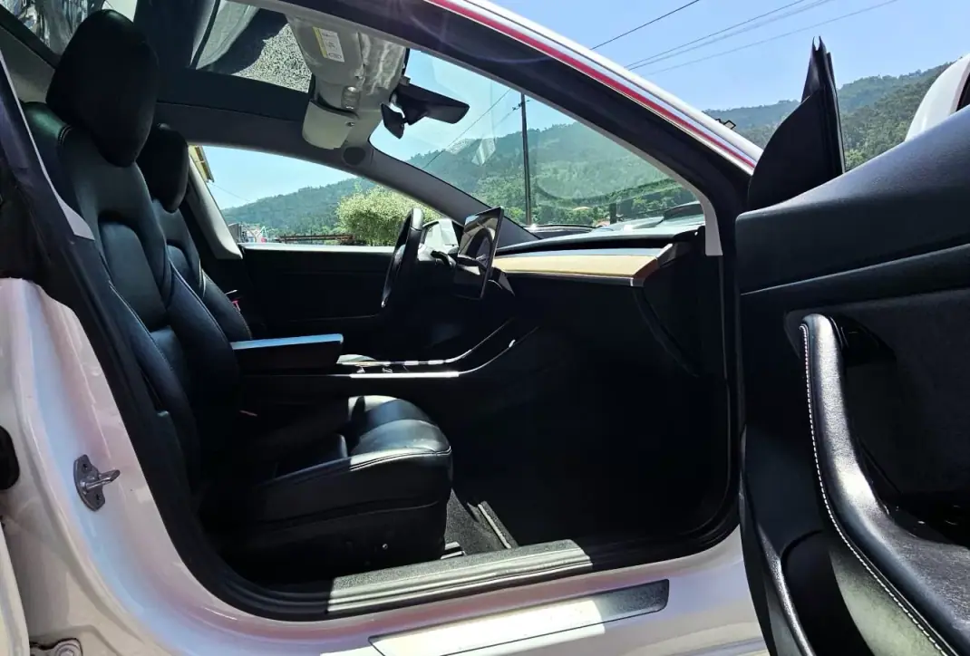 Tesla Model 3 2020 - 25500 EUR, 99000 km - AUTO.MOTO.pt - 99000km - foto 19 de 25