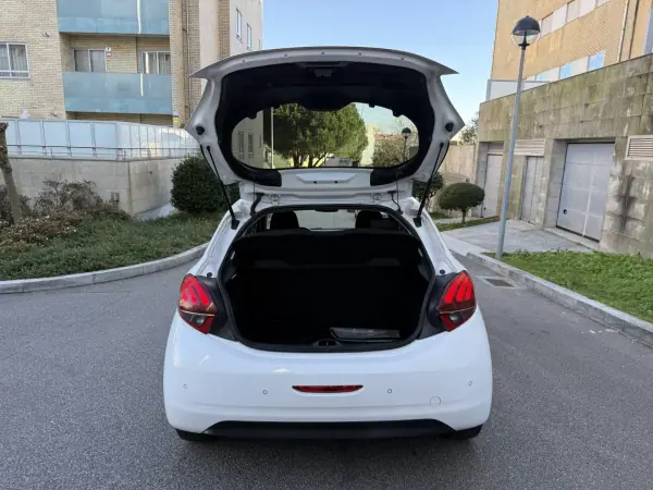 Peugeot 208 2018 - 9450 EUR, 128000 km - AUTO.MOTO.pt - 128000km - foto 5 de 14