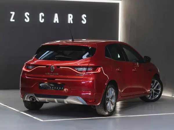 Renault Mégane 2017 - 15750 EUR, 110350 km - AUTO.MOTO.pt - 110350km - foto 9 de 16