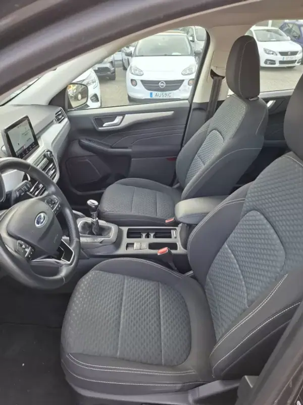 Ford Kuga 2021 - 21000 EUR, 59800 km - AUTO.MOTO.pt - 59800km - foto 12 de 36