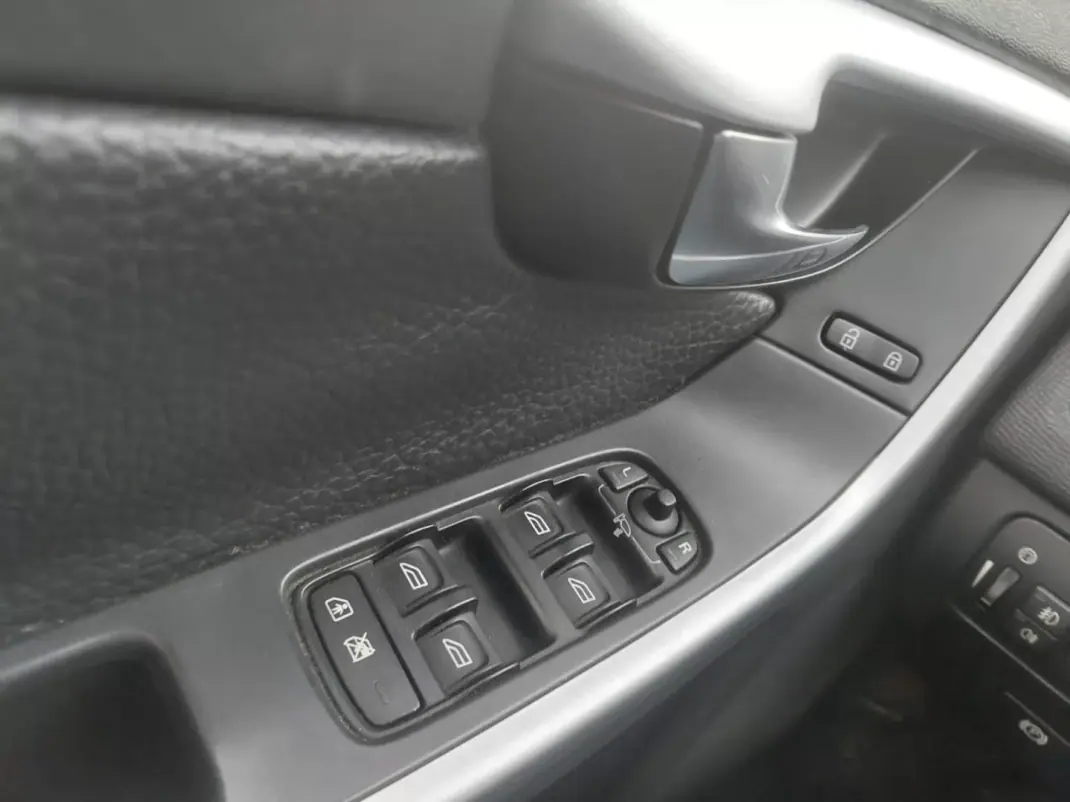 Volvo XC 60 2008 - 11900 EUR, 295804 km - AUTO.MOTO.pt - 295804km - foto 11 de 15