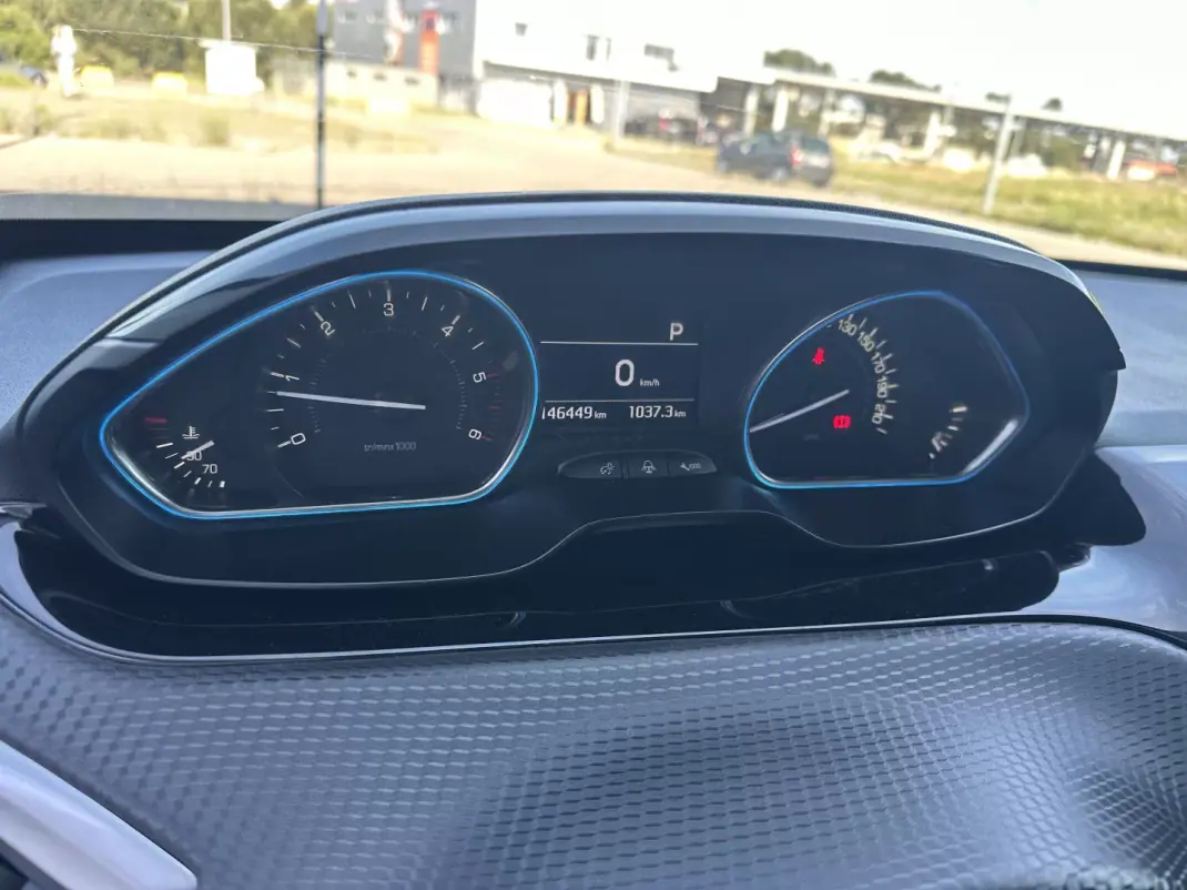 Peugeot 2008 2019 - 13990 EUR, 146000 km - AUTO.MOTO.pt - 146000km - foto 17 de 22