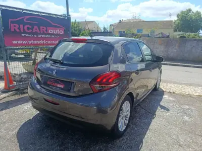 Peugeot 208 2019 - 11900 EUR, 104199 km - AUTO.MOTO.pt - 104199km - foto 4 de 26