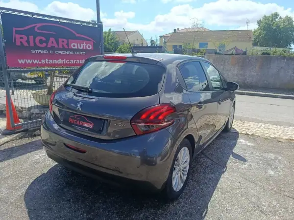 Peugeot 208 2019 - 11900 EUR, 104199 km - AUTO.MOTO.pt - 104199km - foto 4 de 26