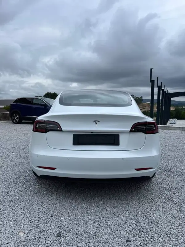 Tesla Model 3 2020 - 23000 EUR, 81000 km - AUTO.MOTO.pt - 81000km - foto 5 de 17
