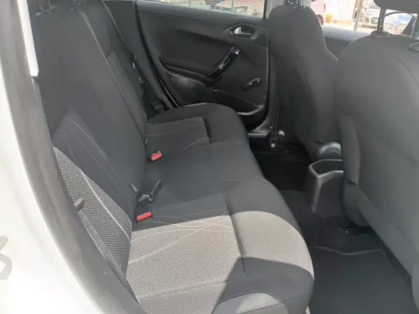 Peugeot 208 2014 - 7350 EUR, 85491 km - AUTO.MOTO.pt - 85491km - foto 19 de 25