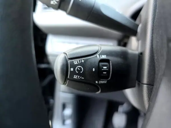 Peugeot 208 2012 - 6990 EUR, 137000 km - AUTO.MOTO.pt - 137000km - foto 17 de 25