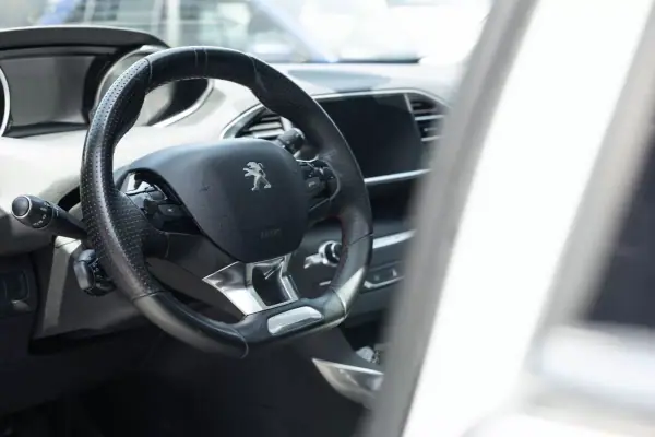 Peugeot 308 2016 - 11250 EUR, 241177 km - AUTO.MOTO.pt - 241177km - foto 11 de 22