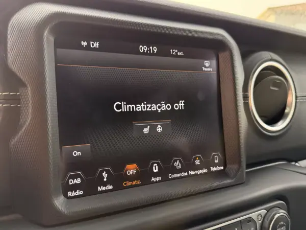 Jeep Wrangler Unlimited 2019 - 70000 EUR, 88541 km - AUTO.MOTO.pt - 88541km - foto 11 de 17