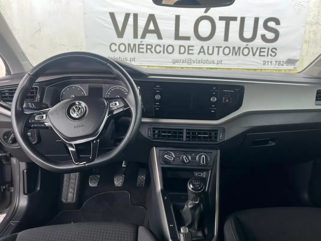 Volkswagen Polo 2018 - 12500 EUR, 98000 km - AUTO.MOTO.pt - 98000km - foto 7 de 10