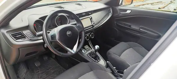 Alfa Romeo Giulietta 2019 - 14900 EUR, 163000 km - AUTO.MOTO.pt - 163000km - foto 8 de 15