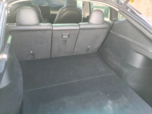 Tesla Model Y 2023 - 28500 EUR, 158000 km - AUTO.MOTO.pt - 158000km - foto 9 de 9