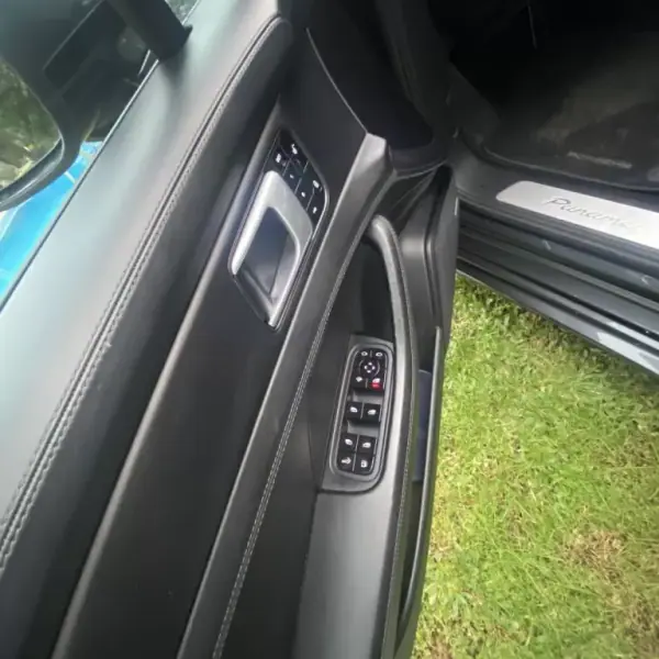 Porsche Panamera Sport Turismo 2019 - 69990 EUR, 210000 km - AUTO.MOTO.pt - 210000km - foto 17 de 50