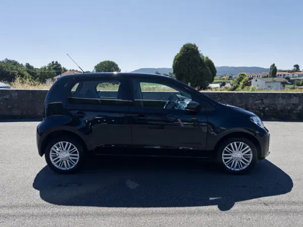 Volkswagen Up! 2016 - 7990 EUR, 97000 km - AUTO.MOTO.pt - 97000km - foto 8 de 28