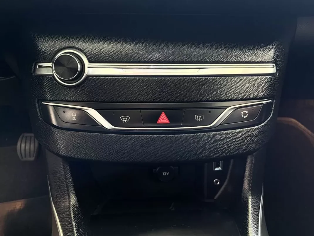 Peugeot 308 2015 - 12500 EUR, 144858 km - AUTO.MOTO.pt - 144858km - foto 47 de 73