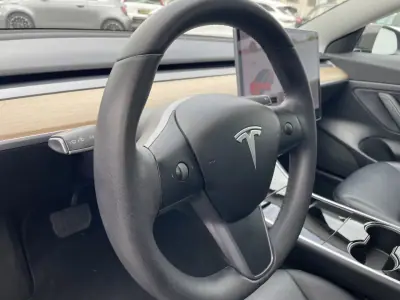 Tesla Model 3 2019 - 22995 EUR, 126801 km - AUTO.MOTO.pt - 126801km - foto 27 de 40