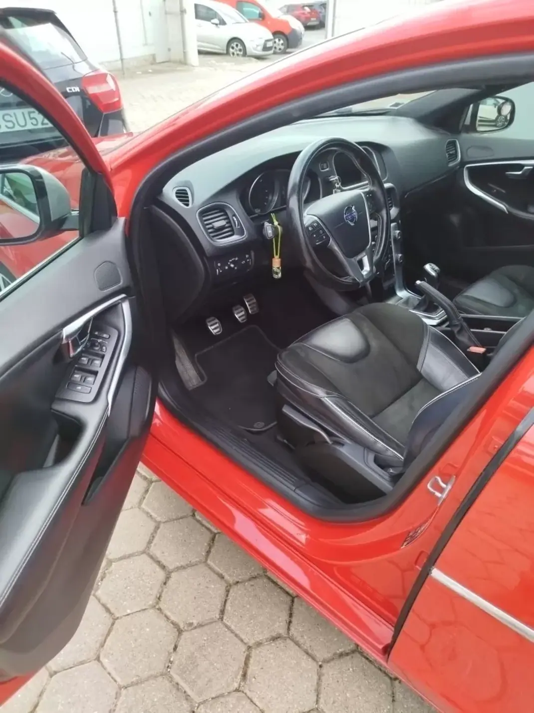 Volvo V40 2014 - 15500 EUR, 185280 km - AUTO.MOTO.pt - 185280km - foto 18 de 20