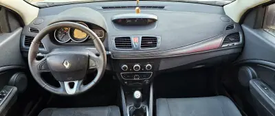 Renault Mégane 2010 - 6500 EUR, 280000 km - AUTO.MOTO.pt - 280000km - foto 7 de 15