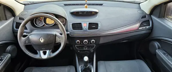 Renault Mégane 2010 - 6500 EUR, 280000 km - AUTO.MOTO.pt - 280000km - foto 7 de 15