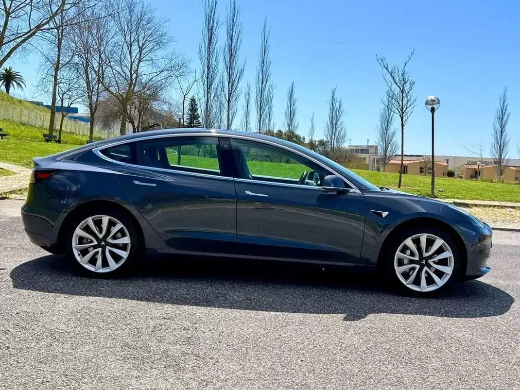 Tesla Model 3 2019 - 23990 EUR, 83000 km - AUTO.MOTO.pt - 83000km - foto 9 de 26