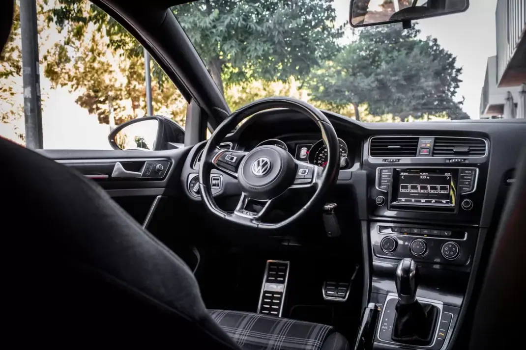 Volkswagen Golf 2015 - 24990 EUR, 83192 km - AUTO.MOTO.pt - 83192km - foto 35 de 45