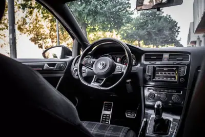 Volkswagen Golf 2015 - 24990 EUR, 83192 km - AUTO.MOTO.pt - 83192km - foto 35 de 45