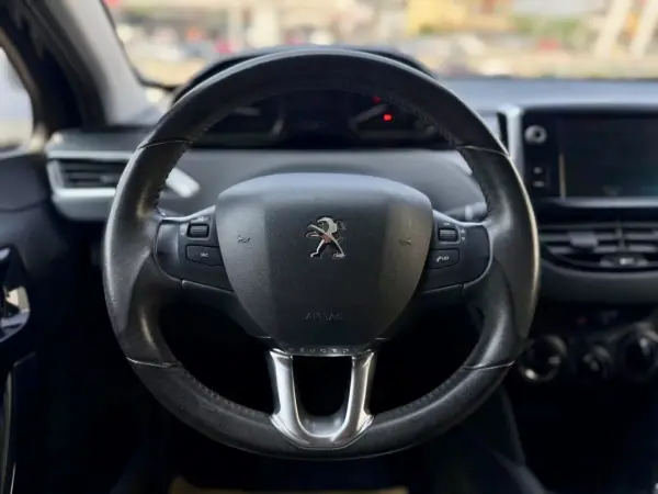 Peugeot 208 2017 - 9950 EUR, 71000 km - AUTO.MOTO.pt - 71000km - foto 18 de 24