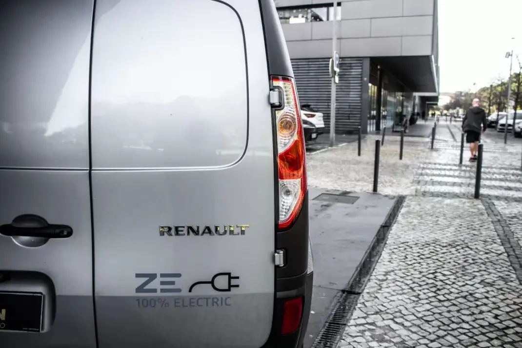 Renault Kangoo E-Tech Confort 2021 - 10900 EUR, 34967 km - AUTO.MOTO.pt - 34967km - foto 11 de 28