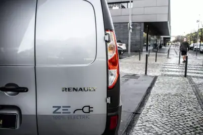 Renault Kangoo E-Tech Confort 2021 - 10900 EUR, 34967 km - AUTO.MOTO.pt - 34967km - foto 11 de 28