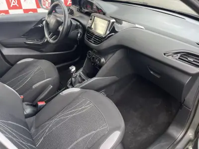 Peugeot 208 2012 - 4490 EUR, 425090 km - AUTO.MOTO.pt - 425090km - foto 9 de 15