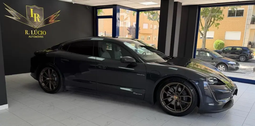 Porsche Taycan 2023 - 69000 EUR, 84534 km - AUTO.MOTO.pt - 84534km - foto 4 de 39