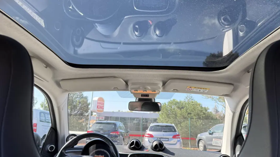 Smart Fortwo Cabrio 2018 - 10490 EUR, 55157 km - AUTO.MOTO.pt - 55157km - foto 26 de 40