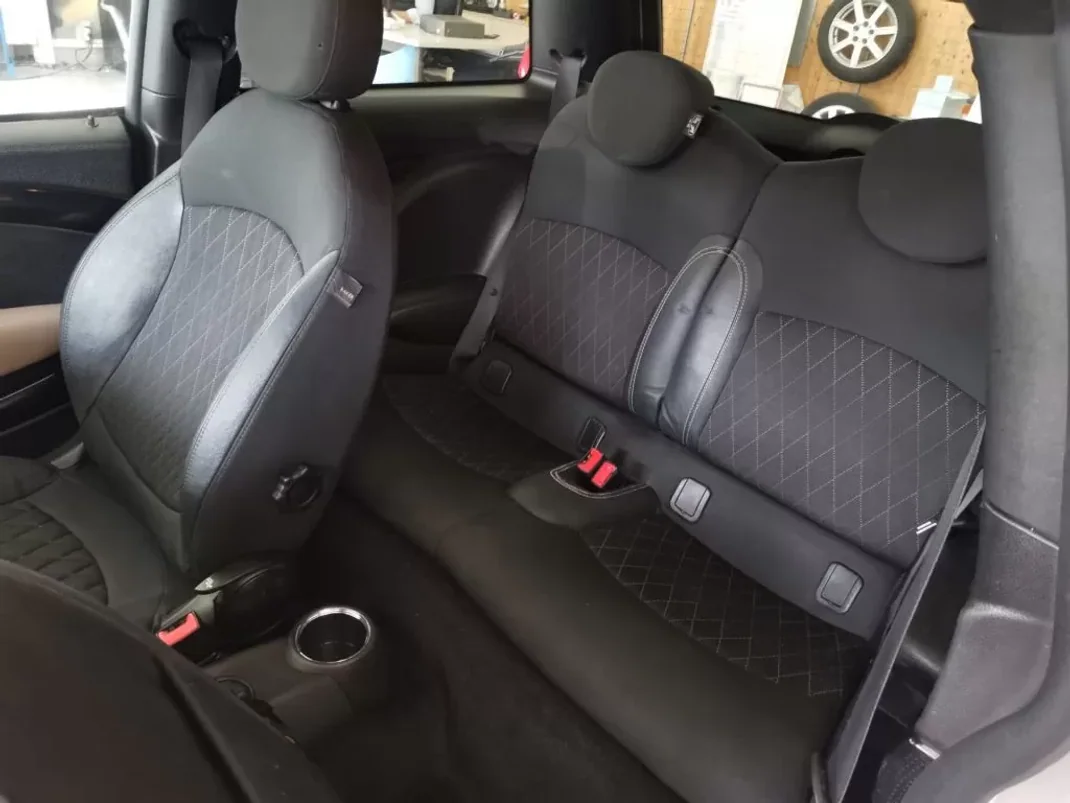 MINI Cooper 2013 - 12900 EUR, 166000 km - AUTO.MOTO.pt - 166000km - foto 9 de 17