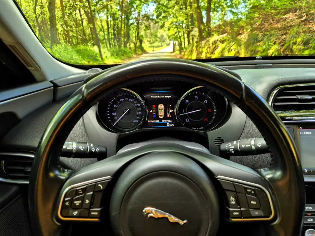 Jaguar XE 2015 - 14250 EUR, 184000 km - AUTO.MOTO.pt - 184000km - foto 19 de 23
