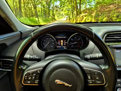 Jaguar XE 2015 - 14250 EUR, 184000 km - AUTO.MOTO.pt - 184000km - foto 19 de 23