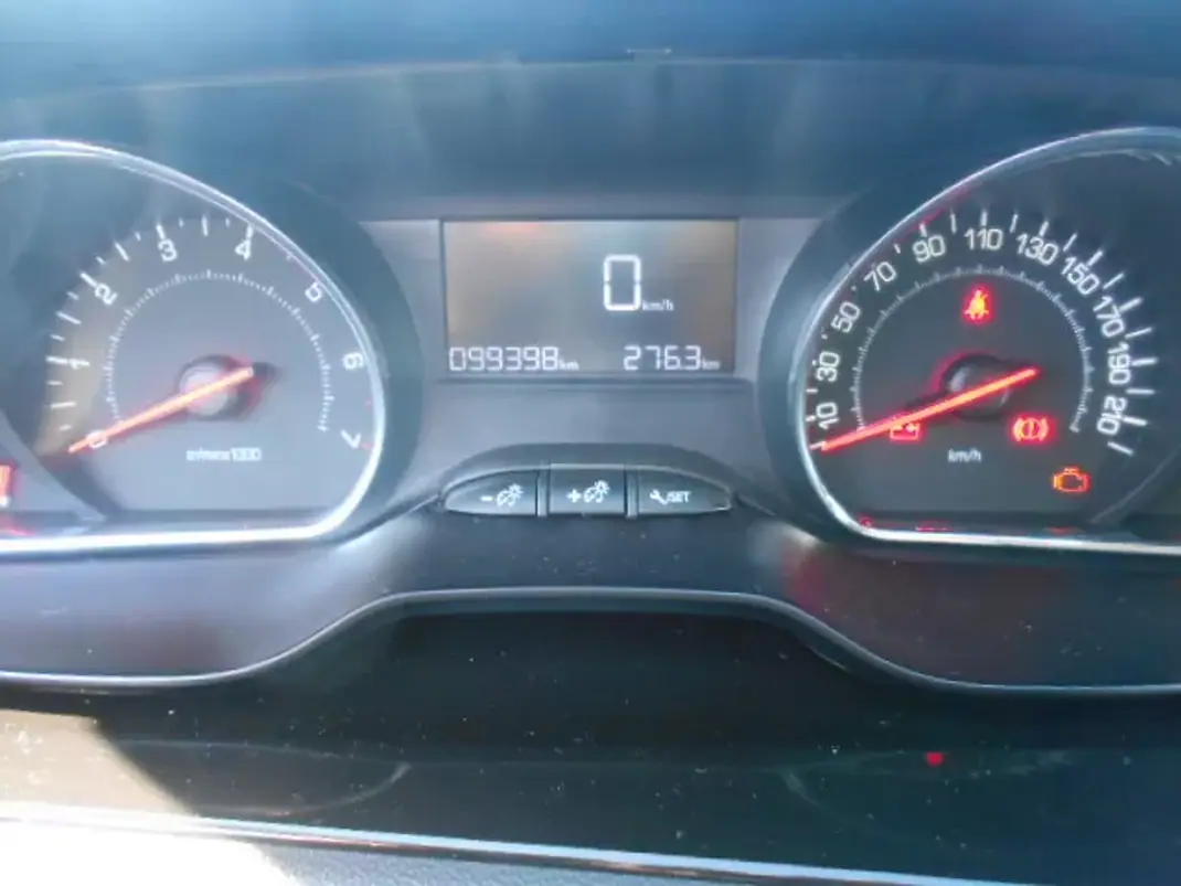 Peugeot 208 2013 - 9900 EUR, 99398 km - AUTO.MOTO.pt - 99398km - foto 11 de 12