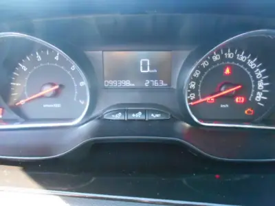 Peugeot 208 2013 - 9900 EUR, 99398 km - AUTO.MOTO.pt - 99398km - foto 11 de 12