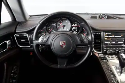 Porsche Panamera 2012 - 42500 EUR, 169168 km - AUTO.MOTO.pt - 169168km - foto 7 de 17