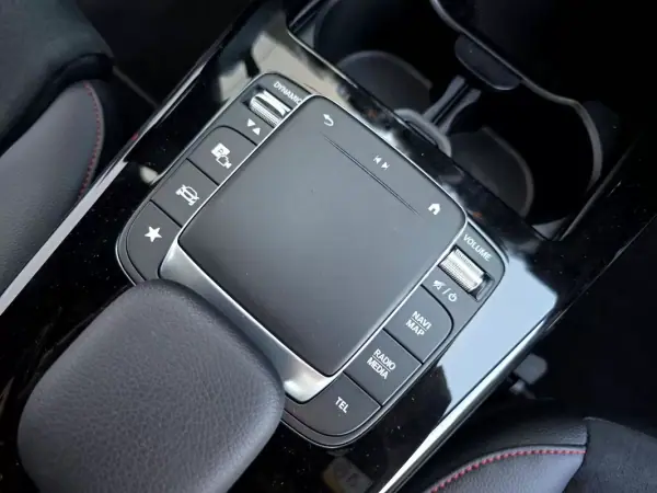 Mercedes-Benz CLA 180 2022 - 29900 EUR, 36800 km - 36800km - foto 28 de 44