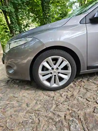 Renault Mégane Break 2010 - 3900 EUR, 257000 km - AUTO.MOTO.pt - 257000km - foto 7 de 10
