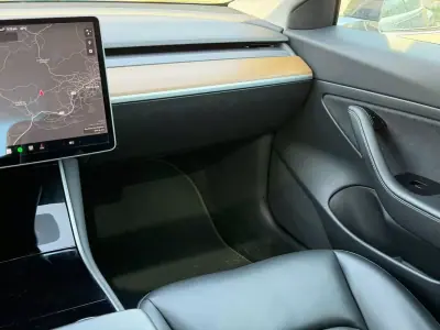 Tesla Model 3 2020 - 21500 EUR, 128300 km - AUTO.MOTO.pt - 128300km - foto 3 de 26