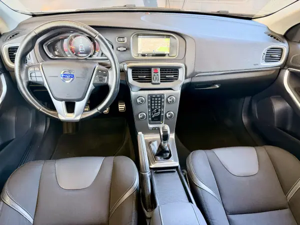 Volvo V40 2014 - 14490 EUR, 182428 km - AUTO.MOTO.pt - 182428km - foto 10 de 21